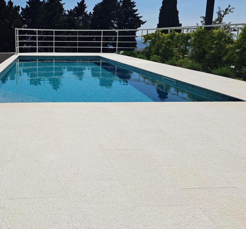 Apartment With Private Pool Split Bagian luar foto