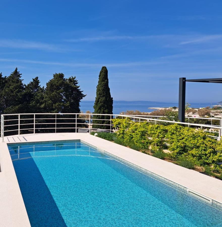 Apartment With Private Pool Split Bagian luar foto