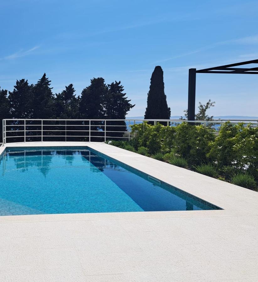 Apartment With Private Pool Split Bagian luar foto