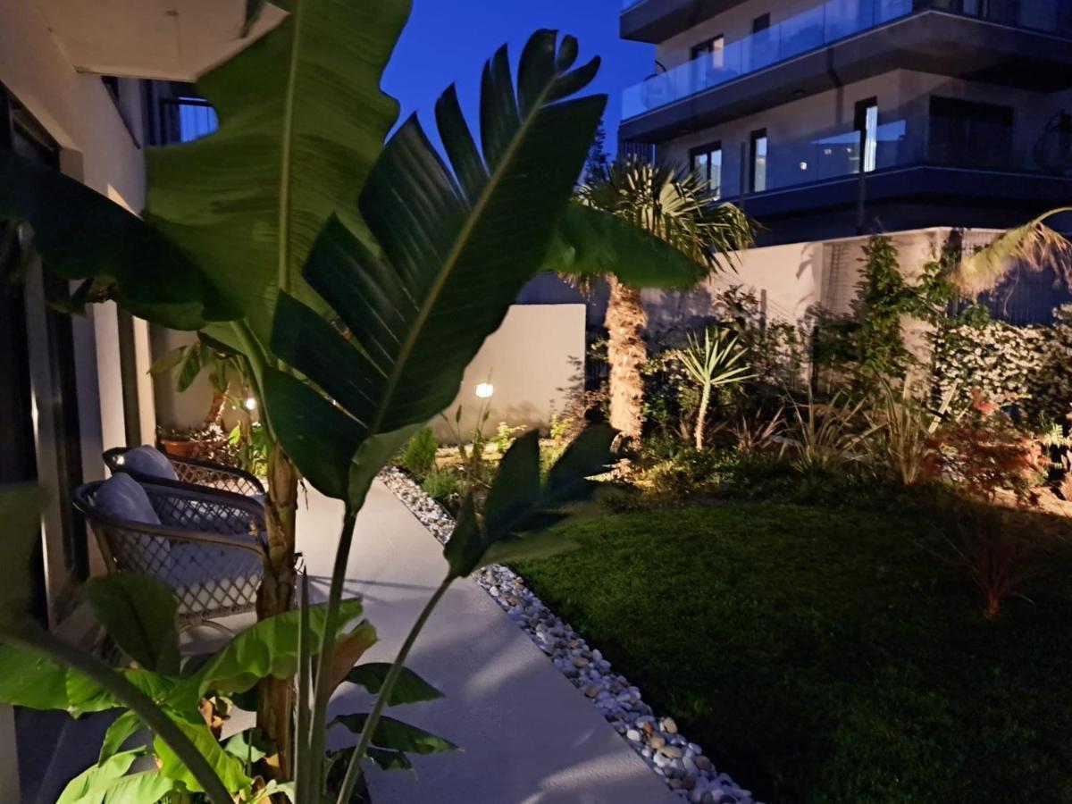 Apartment With Private Pool Split Bagian luar foto
