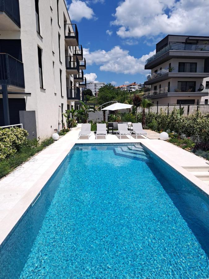 Apartment With Private Pool Split Bagian luar foto