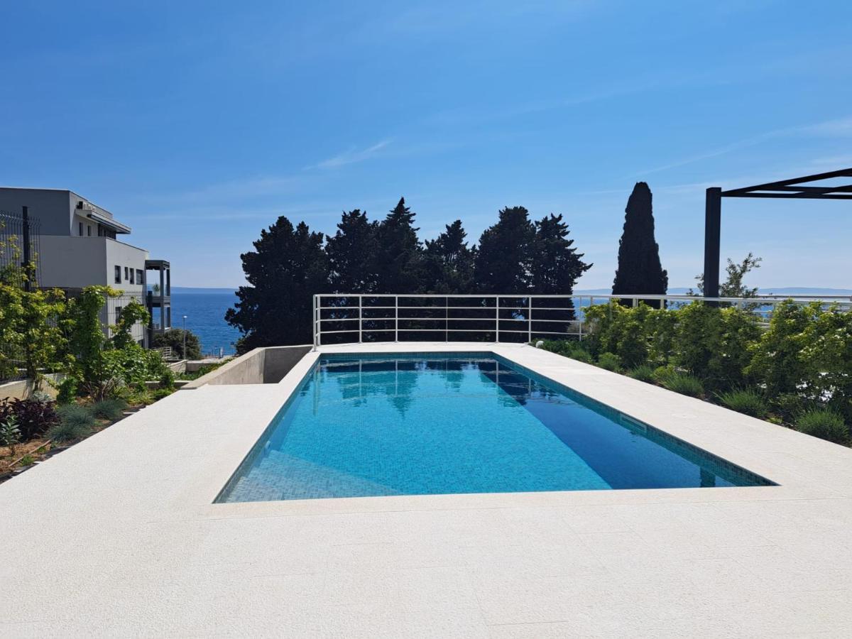 Apartment With Private Pool Split Bagian luar foto