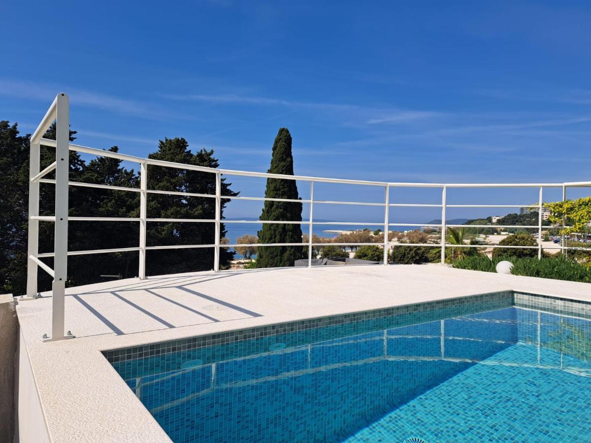 Apartment With Private Pool Split Bagian luar foto