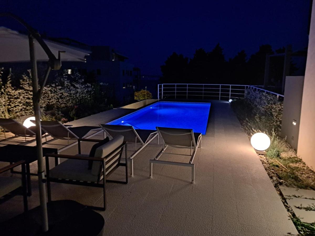 Apartment With Private Pool Split Bagian luar foto