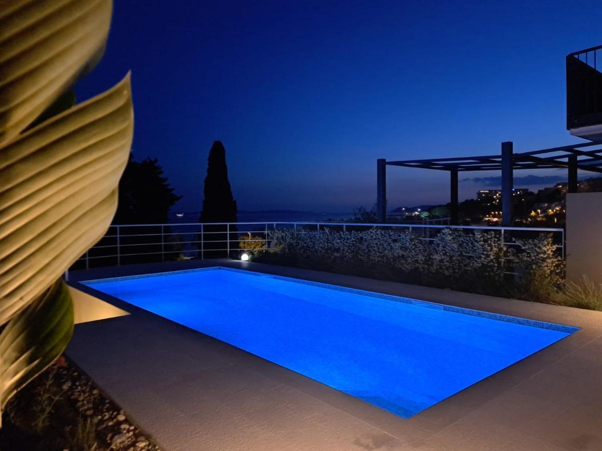 Apartment With Private Pool Split Bagian luar foto