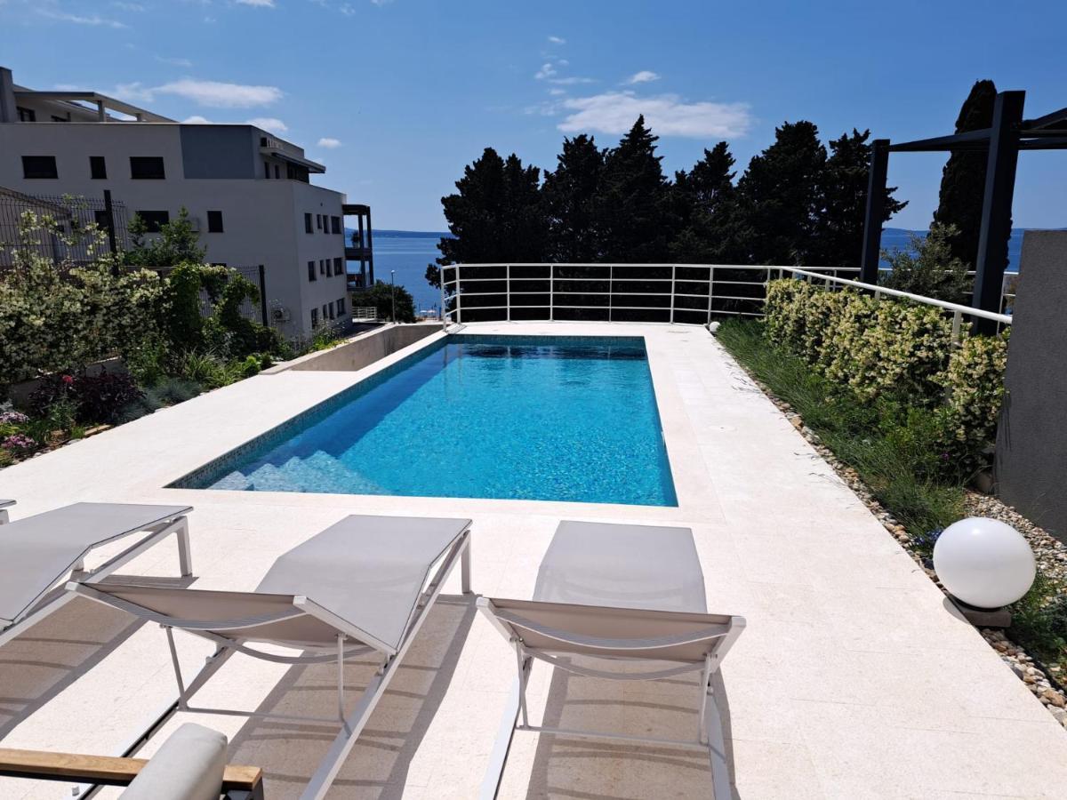 Apartment With Private Pool Split Bagian luar foto