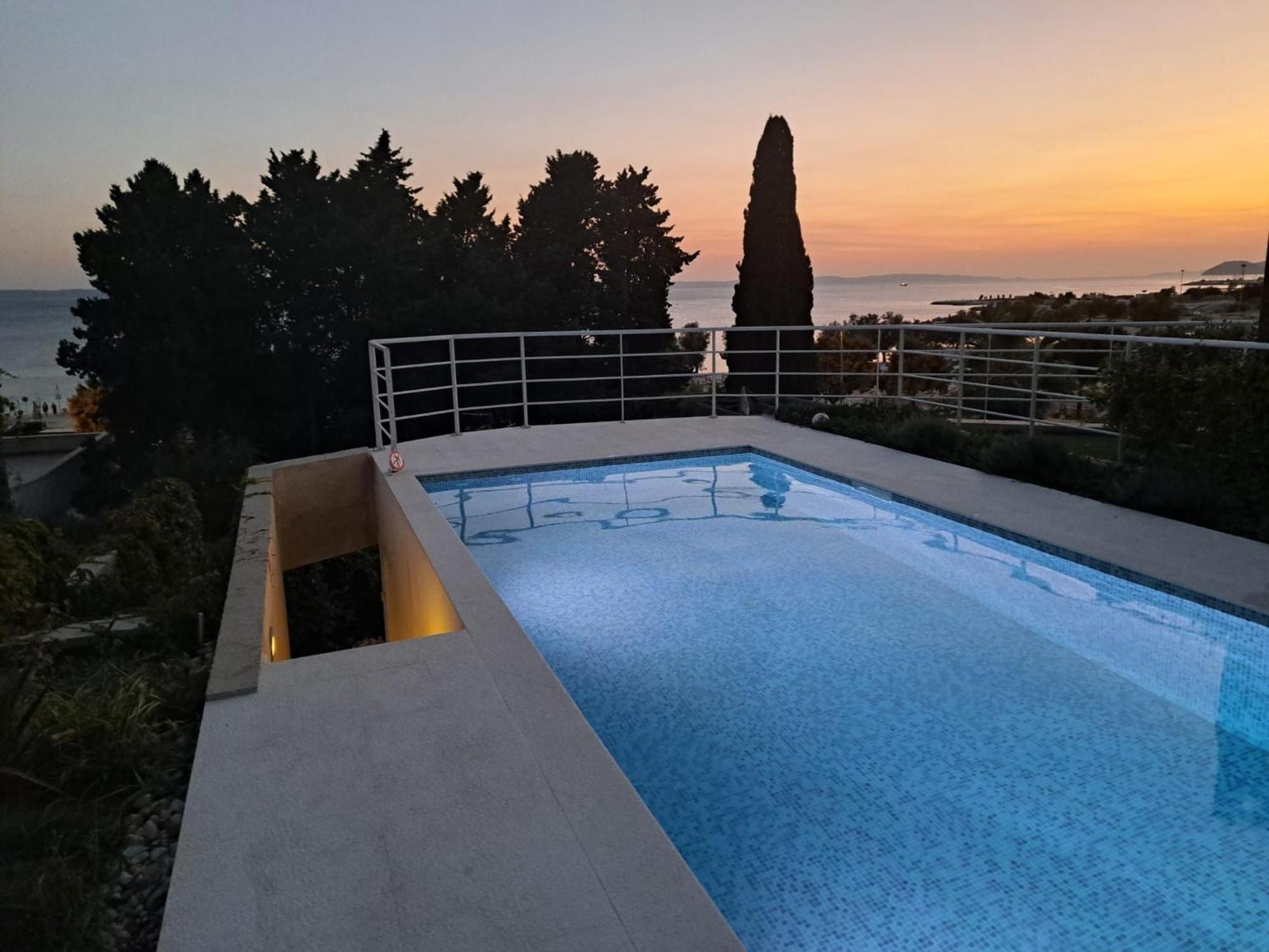 Apartment With Private Pool Split Bagian luar foto