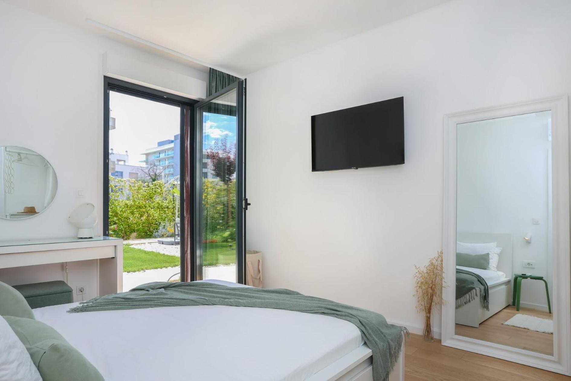 Apartment With Private Pool Split Bagian luar foto