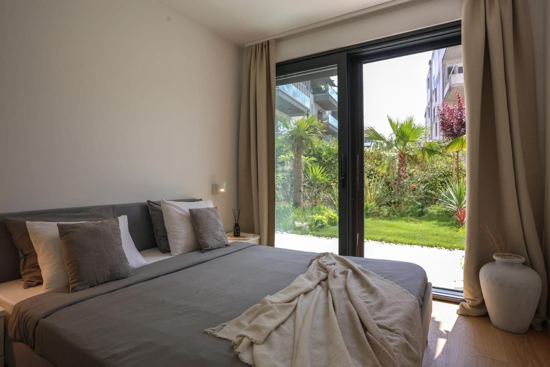 Apartment With Private Pool Split Bagian luar foto