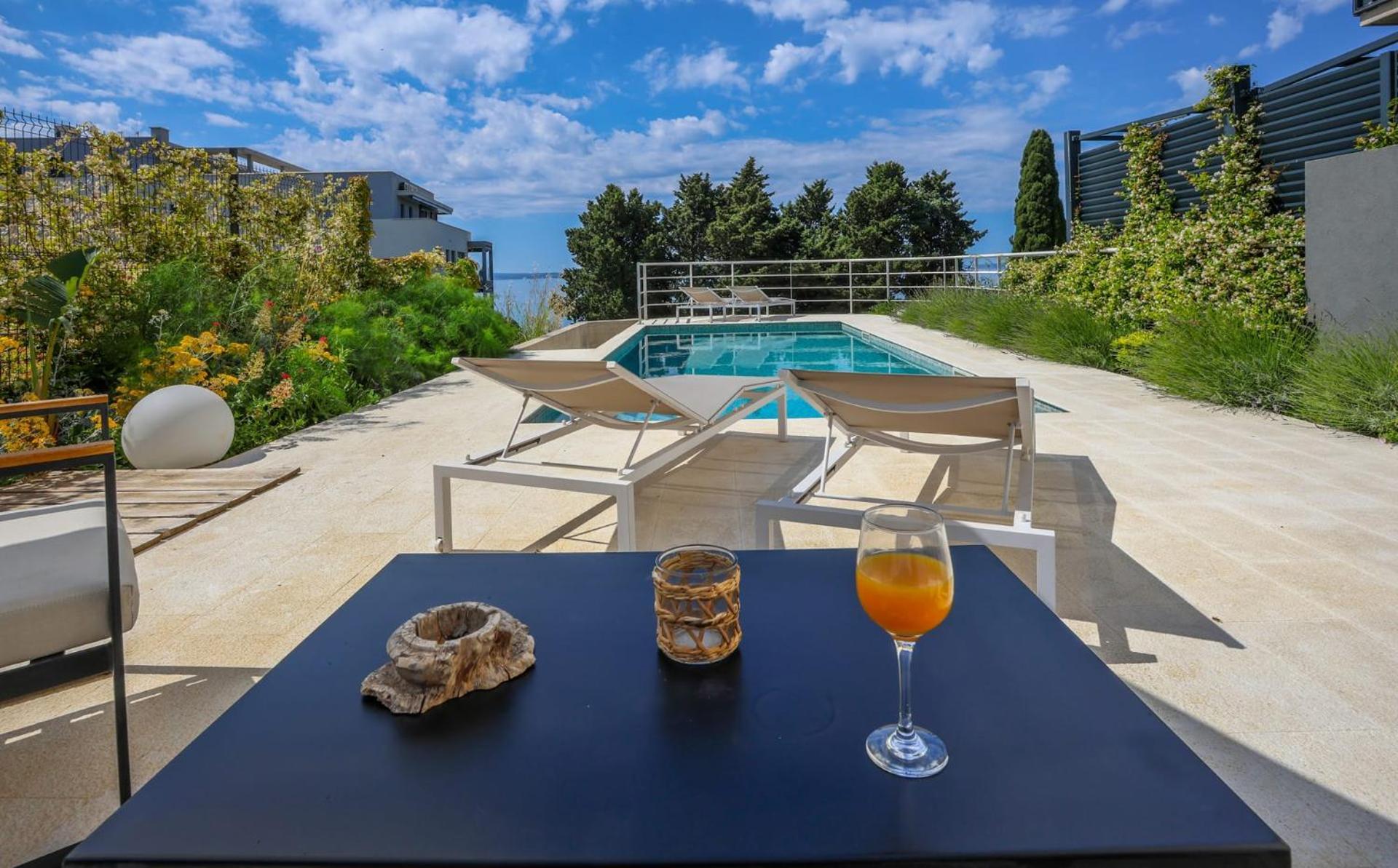 Apartment With Private Pool Split Bagian luar foto