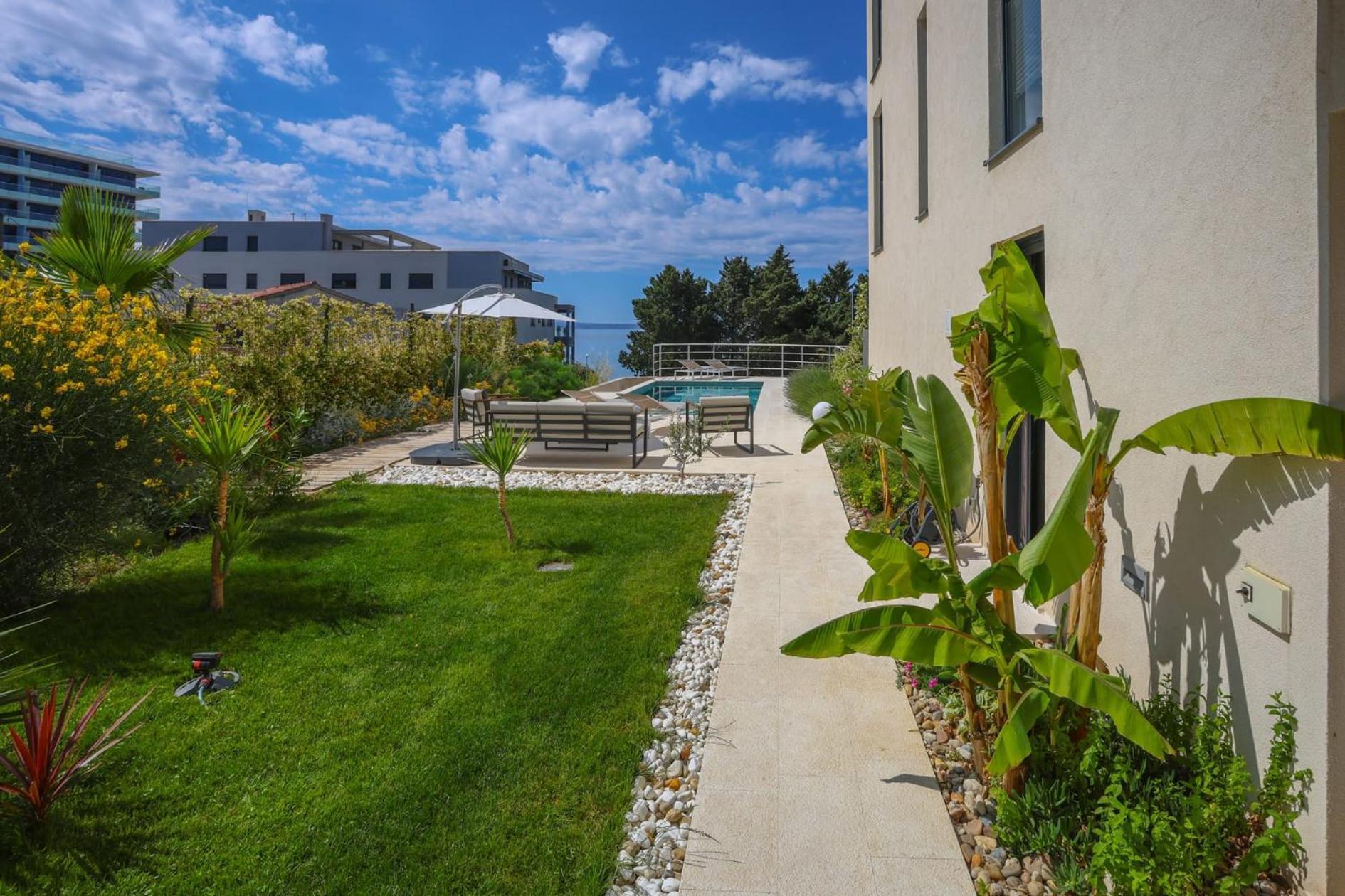 Apartment With Private Pool Split Bagian luar foto